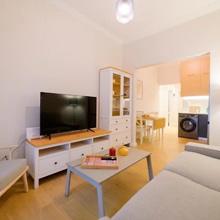 דירה New Modern 2nd Floor *