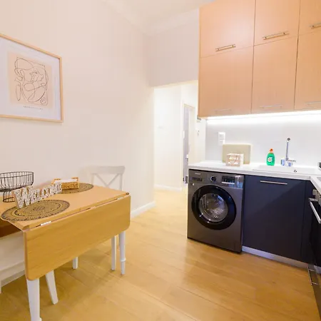 דירה New Modern 2nd Floor *